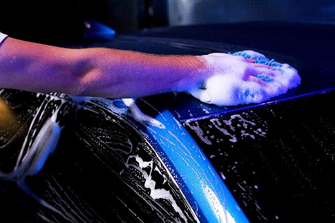 303 Products Car Wash Mitt - Ultra Absorbent Microfiber - Lint and Scratch Free Design - Hand Fitting, Snug Design with Elastic Cuff - Washable to Reuse, 1 Pack (39011)