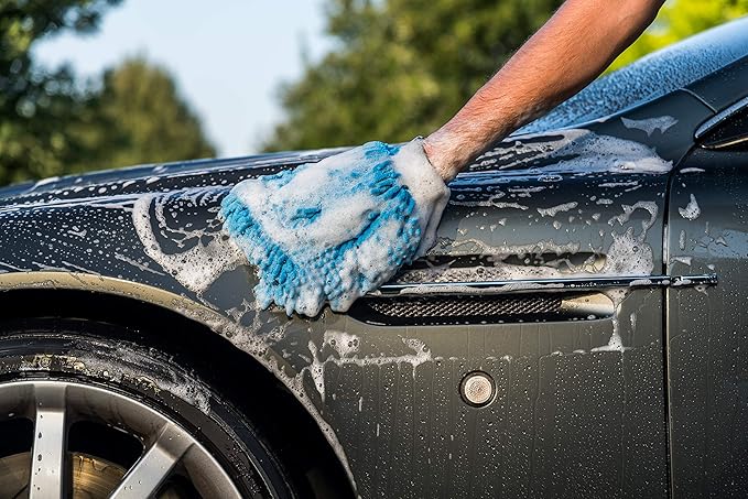 303 Products Car Wash Mitt - Ultra Absorbent Microfiber - Lint and Scratch Free Design - Hand Fitting, Snug Design with Elastic Cuff - Washable to Reuse, 1 Pack (39011)